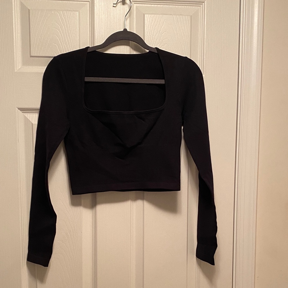 Meyeeka Black Crop Top…size L